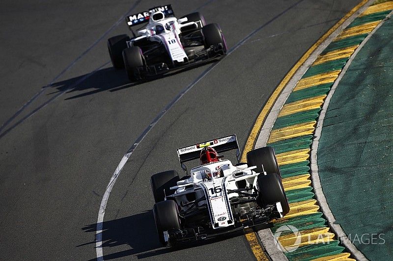 Charles Leclerc, Sauber C37 Ferrari, delante de Lance Stroll, Williams FW41 Mercedes