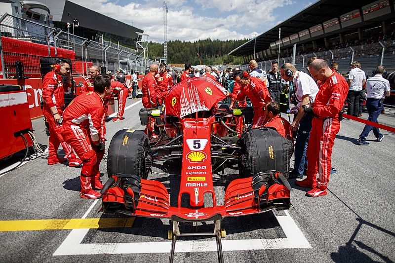 Sebastian Vettel, Ferrari SF71H, op de grid