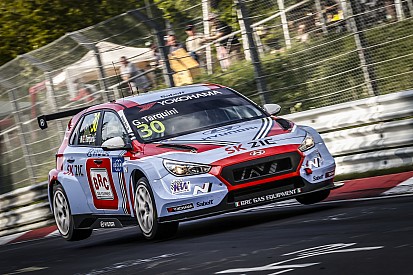 Fotó: repülő WTCR-kocsik a Nordschleiféről