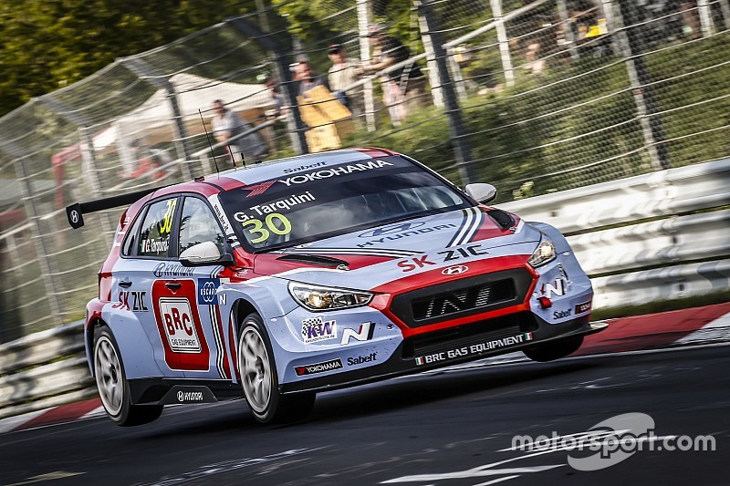 Fotó: repülő WTCR-kocsik a Nordschleiféről