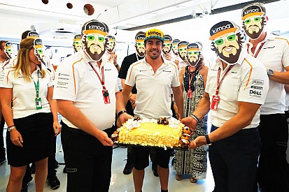 Caretas, tarta y galletitas en el 37º cumpleaños de Alonso