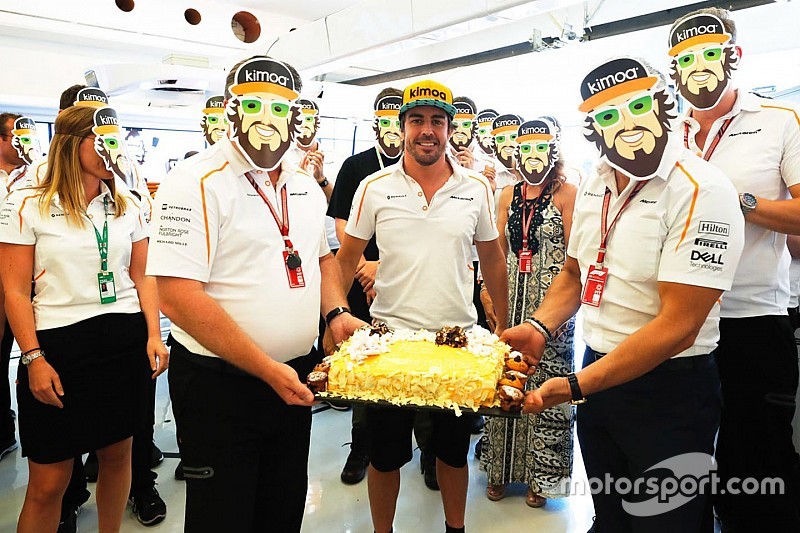 Caretas, tarta y galletitas en el 37º cumpleaños de Alonso
