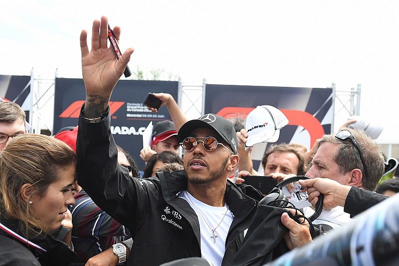 Hamilton teme un fin de semana difícil por el retraso del nuevo motor