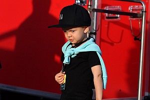 Filho de Raikkonen aparece vestindo as cores da Ferrari