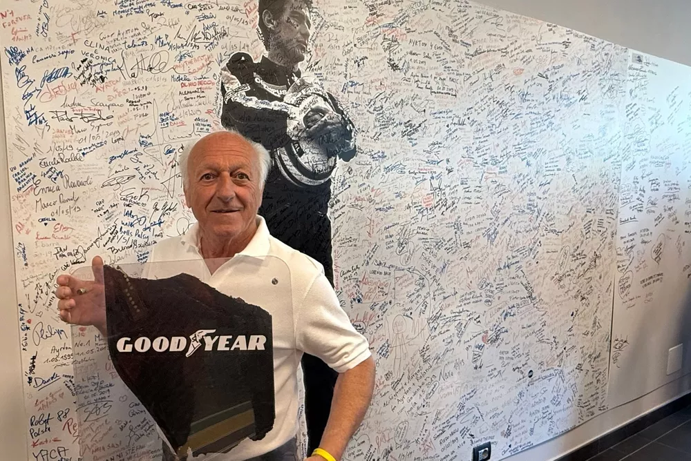 Bruno Grotti con objetos de recuerdo de Senna Williams donados a la Fundaci&oacute;n Don Sergio Mantovani.