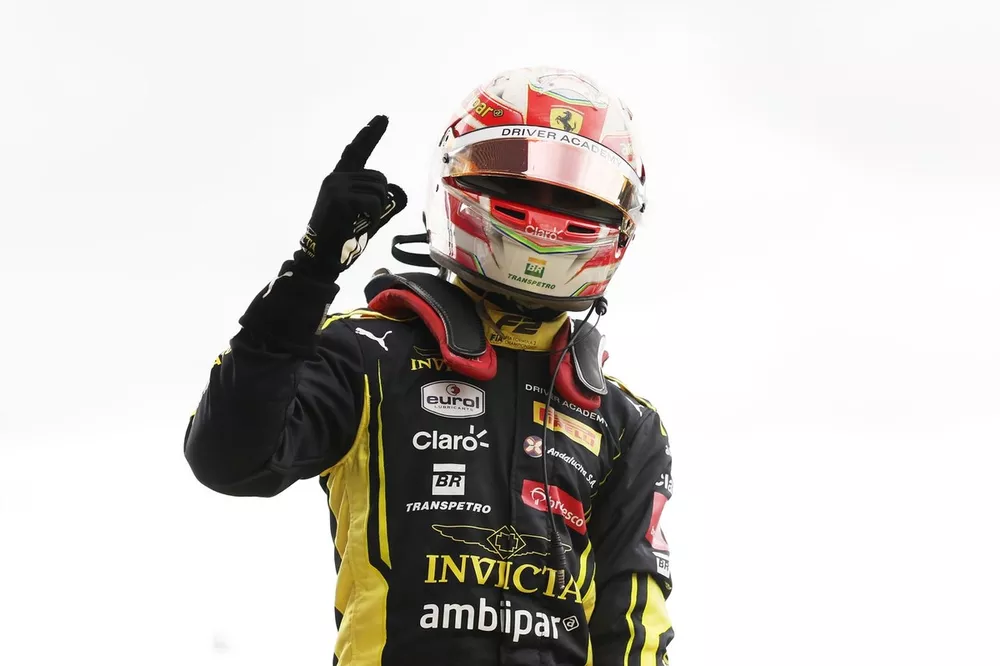 Rafael Câmara com o macacão da Invicta Racing e Ferrari Driver Academy