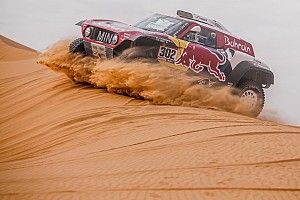 Peterhansel gana camino de Riad y Sainz se aleja