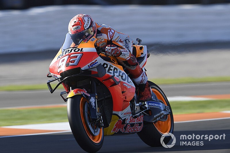 Marquez ondanks crash aan kop in warm-up GP van Valencia
