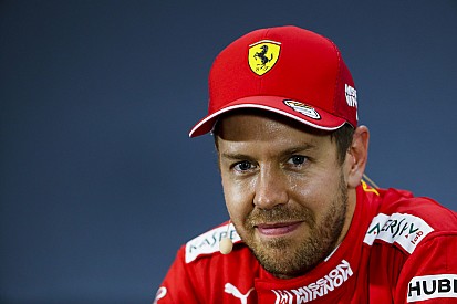 Vettel egy mozgáskorlátozott rajongóját ajándékozta meg, nem is akárhol!