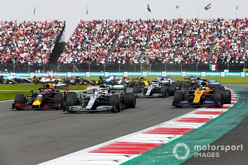 Max Verstappen, Red Bull Racing RB15, Lewis Hamilton, Mercedes AMG F1 W10 and Lando Norris, McLaren MCL34 battle at the start of the race