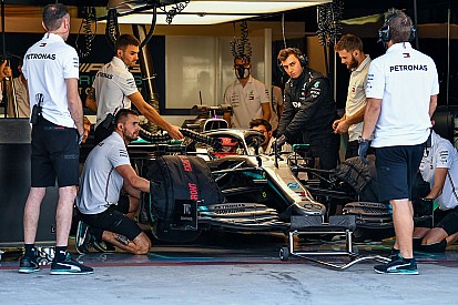 Mercedes, Russell ile 18 inç lastik testine başladı