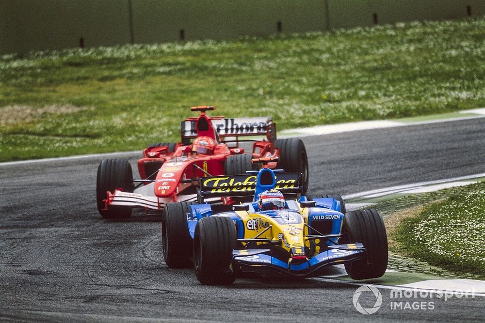 Fernando Alonso, Renault R25, devance Michael Schumacher, Ferrari F2005