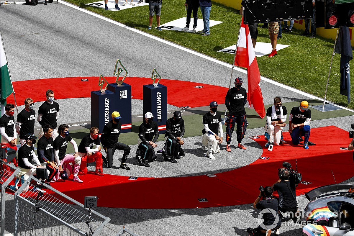 ¿Qué pilotos de F1 se arrodillaron antes de la carrera?
