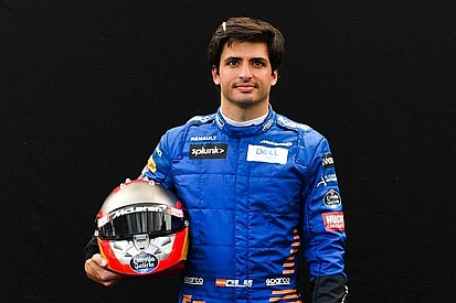Sainz mette all’asta una tuta per la lotta al Coronavirus