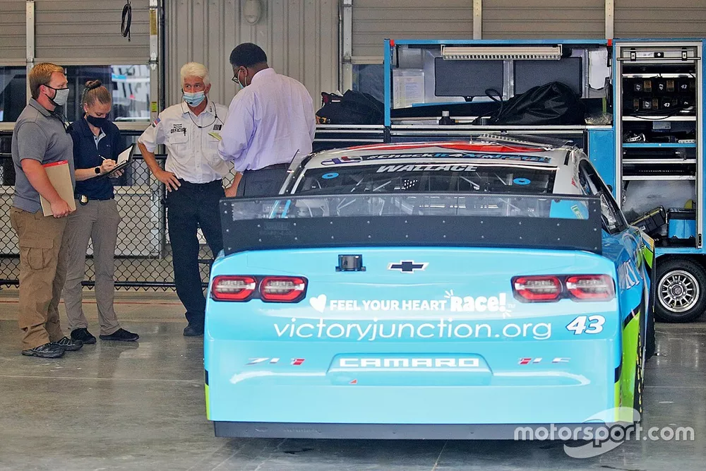Onderzoek bij Darrell Wallace Jr., Richard Petty Motorsports pit garage