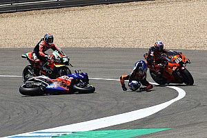 KTM-rijders verschillen van mening over crash in eerste bocht