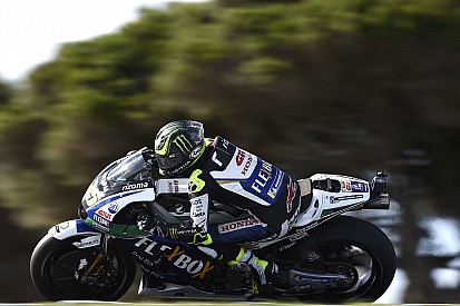 Hivatalos: Bradl lép a súlyosan sérült Crutchlow helyére az LCR Hondánál