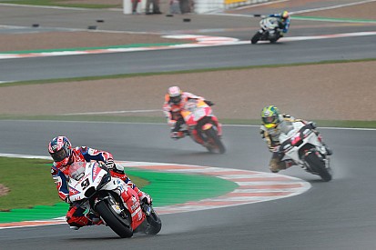 Petrucci vuelve a liderar; Viñales, Lorenzo y Rossi, que se cayó, a la Q1