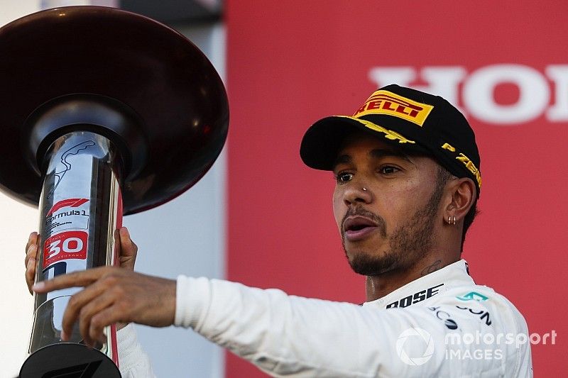 Il vincitore della gara Lewis Hamilton, Mercedes AMG F1, festeggia sul podio con il suo trofeo