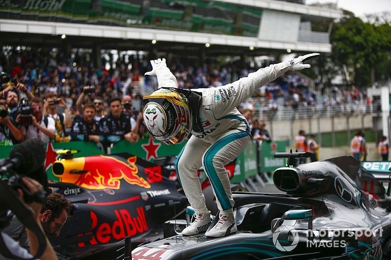 Lewis Hamilton, Mercedes AMG F1, celebra en parc ferme.