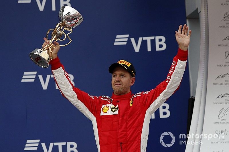 Sebastian Vettel, Ferrari, festeggia sul podio con il trofeo