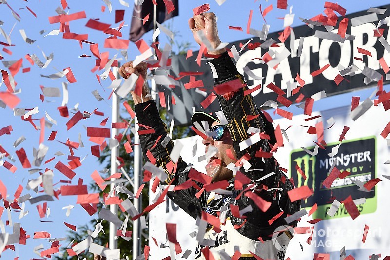 Almirola supera companheiros de equipe e vence em Talladega