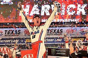 Kevin Harvick fends off Blaney in overtime to win at Texas