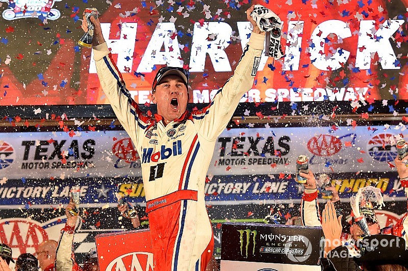 Kevin Harvick fends off Blaney in overtime to win at Texas
