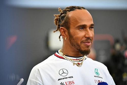 Hamilton se acerca a Ferrari para la F1 2025