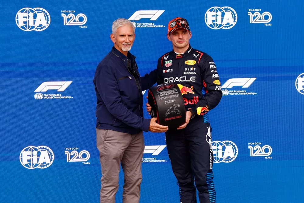 Max Verstappen, Red Bull Racing, re&ccedil;oit le troph&eacute;e Pirelli Pole Position des mains de Damon Hill, Champion du monde 1996 de Formule 1