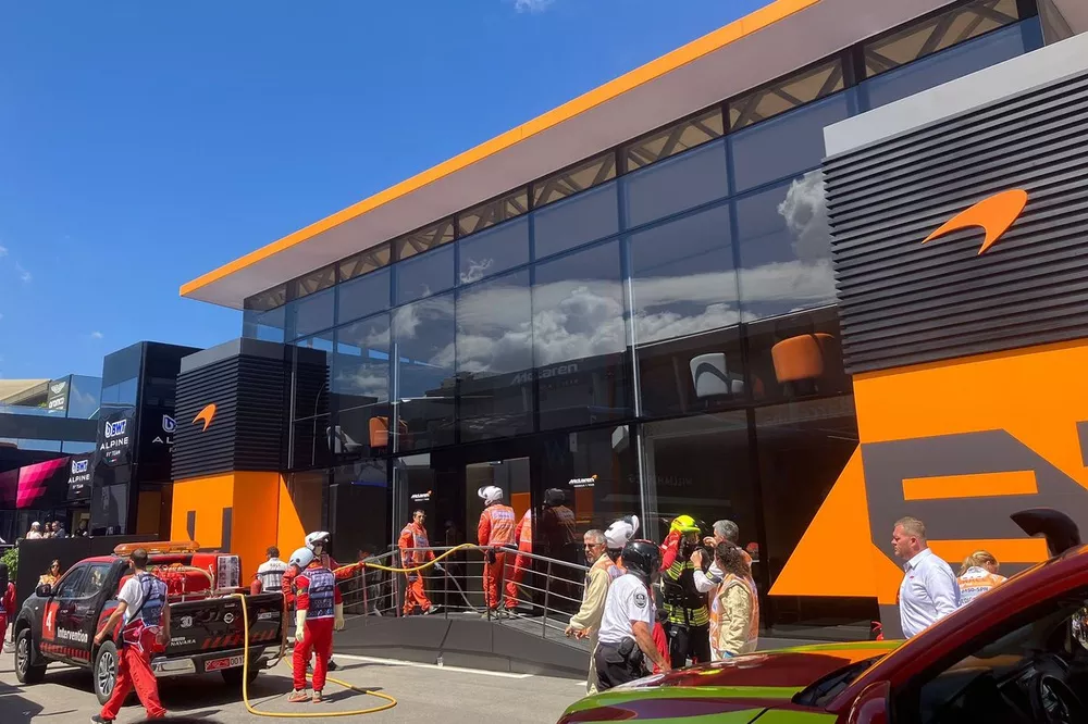 طاقم الإطفاء في مقرّ مكلارين