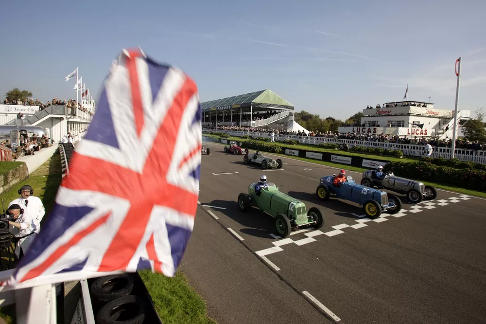 Goodwood Trophy, 
Mark Gillies ERA stalls and is passed at the start