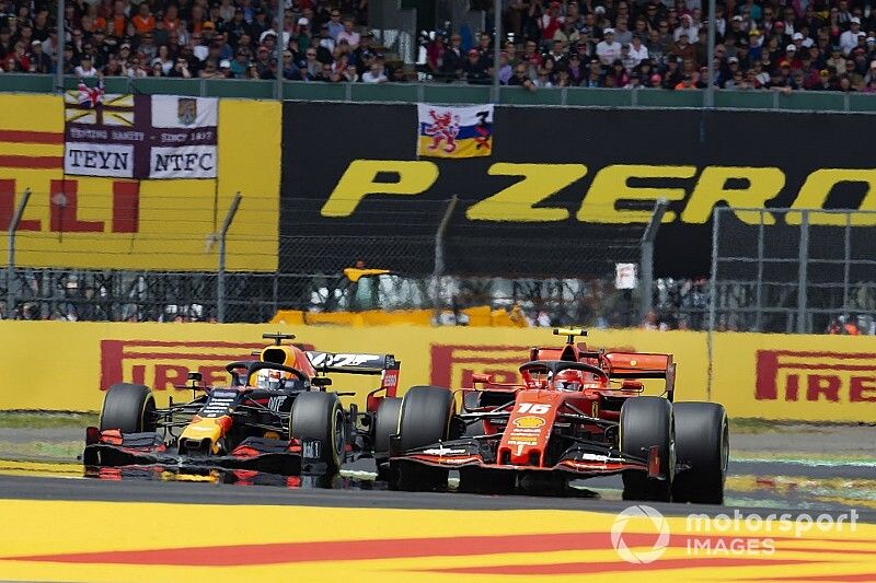 Charles Leclerc, Ferrari SF90, voor Max Verstappen, Red Bull Racing RB15