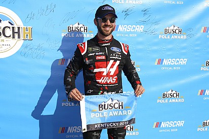 Daniel Suárez logra la pole en Kentucky