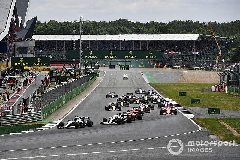 Valtteri Bottas, Mercedes AMG W10 devant Lewis Hamilton, Mercedes AMG F1 W10 et Charles Leclerc, Ferrari SF90 au début de la course