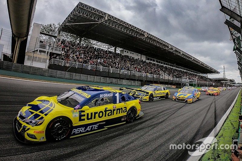 Lucas di Grassi lidera la carrera. 