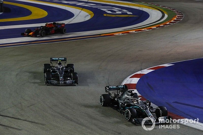 Lewis Hamilton, Mercedes AMG F1 W10, devant Valtteri Bottas, Mercedes AMG W10