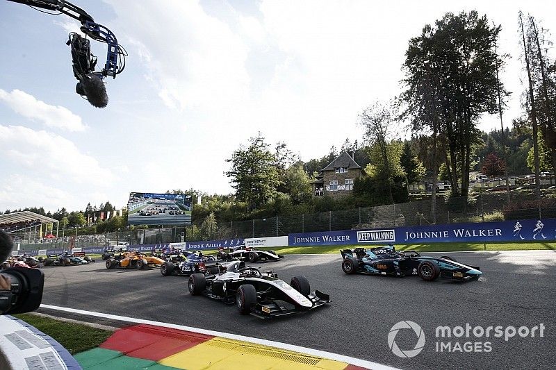 Salida de la carrera del sábado de la F2