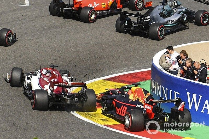 Charles Leclerc, Ferrari SF90, lidera Sebastian Vettel, Ferrari SF90, Lewis Hamilton, Mercedes AMG F1 W10 y Valtteri Bottas, Mercedes AMG W10. Detrás, Max Verstappen, Red Bull Racing RB15 toma contacto con Kimi Raikkonen, Alfa Romeo Racing C38 