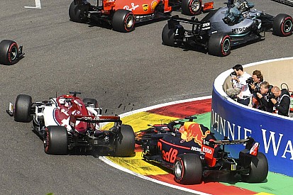Így ütközött Raikkönen és Verstappen a Belga Nagydíj rajtjánál (videó)
