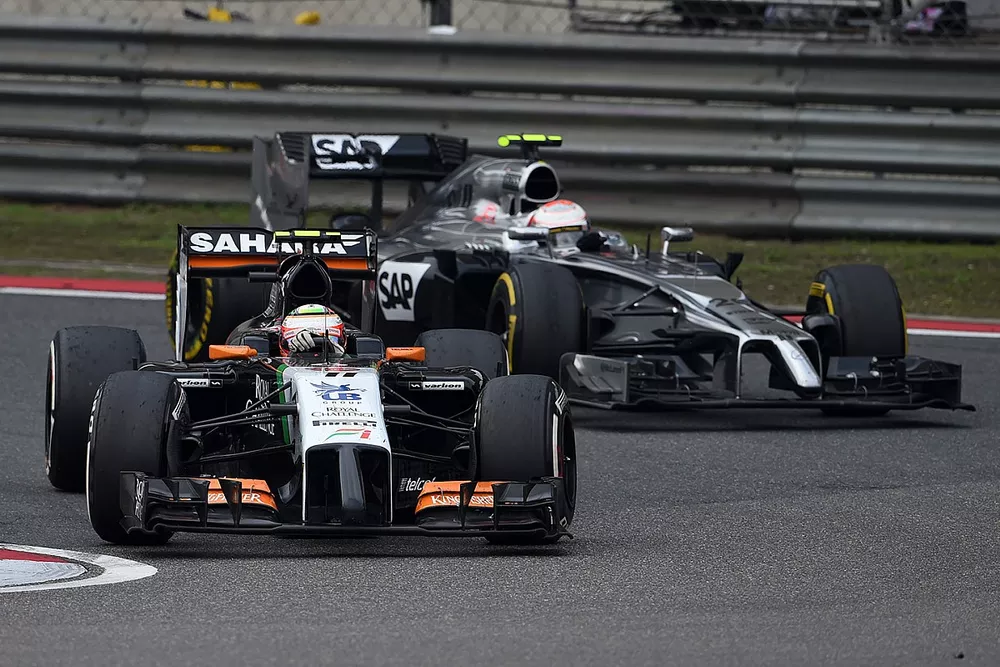 Sergio Perez, Force India VJM07 et Kevin Magnussen, McLaren MP4-29