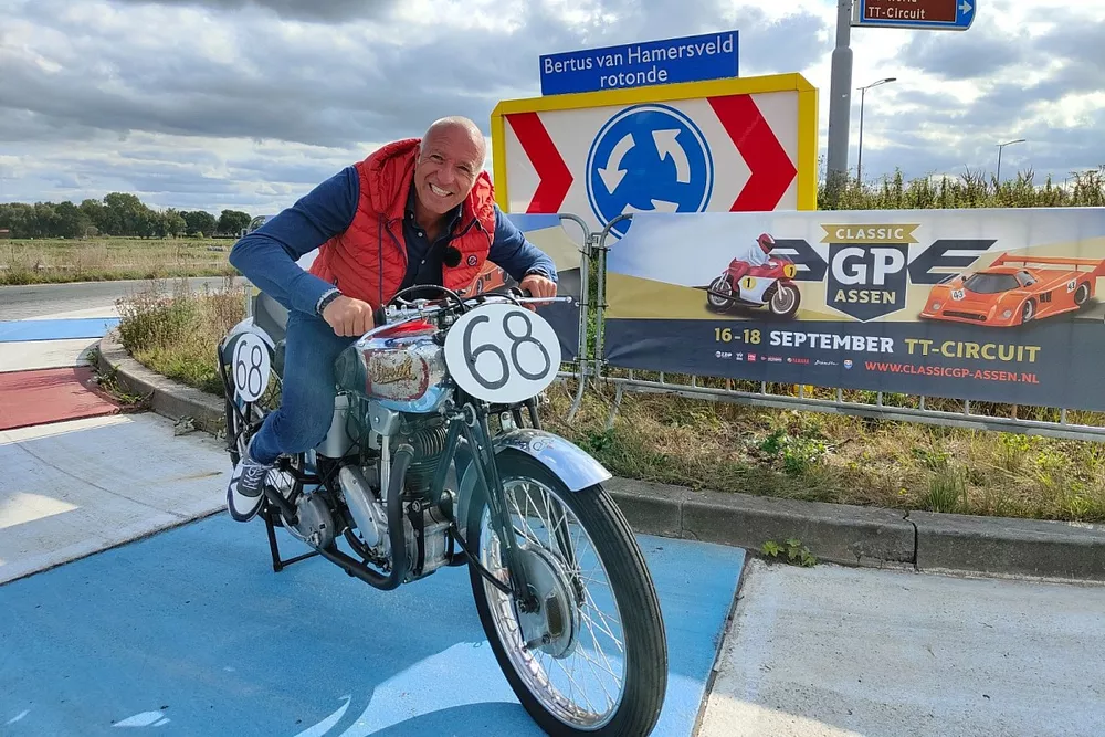 Tom Coronel met de 1932 Eysink op de rotonde vernoemd naar zijn grootvader