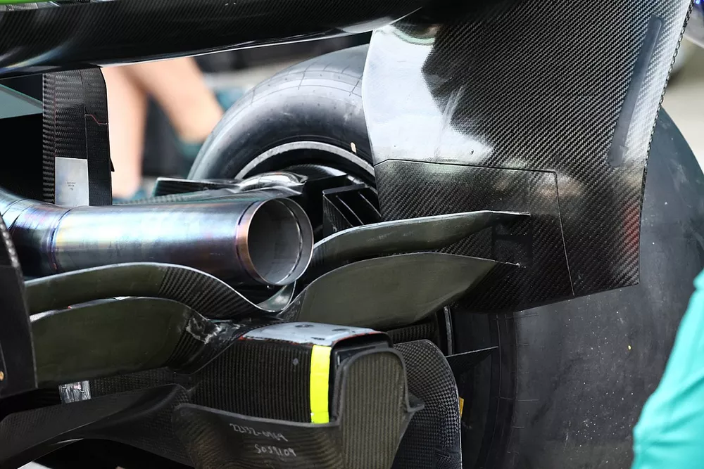 Aston Martin AMR22 achtervleugel detail