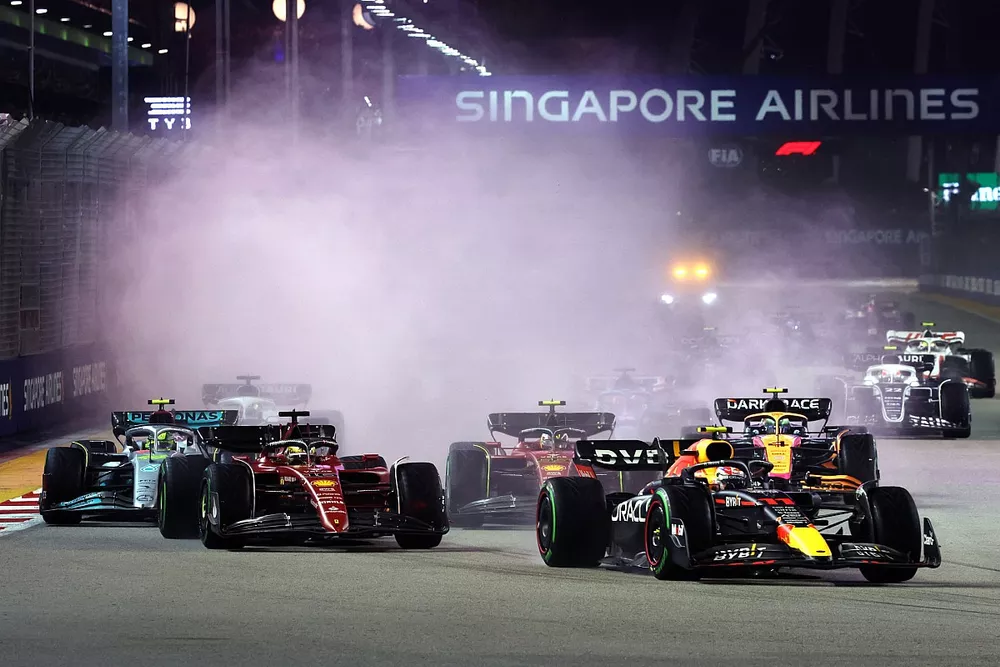 Sergio Perez, Red Bull Racing RB18, Charles Leclerc, Ferrari F1-75, Lewis Hamilton, Mercedes W13, Carlos Sainz, Ferrari F1-75, il resto dello schieramento alla partenza