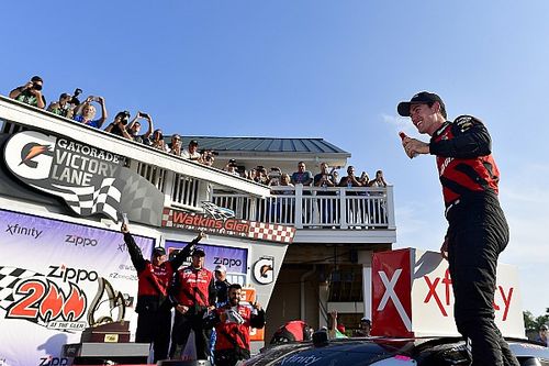 Logano vence a Keselowski en la Xfinity en Watkins Glen