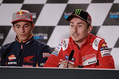 Lorenzo: "Rossi si comporta come un bambino piccolo e Marquez dovrebbe guardare oltre"