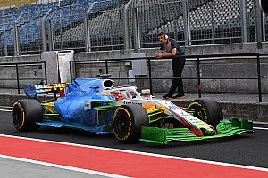 Машину Williams залили на тестах технической краской. Теперь команде советуют менять ливрею