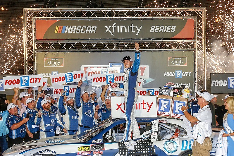 Larson supera Bell na prorrogação e vence em Bristol