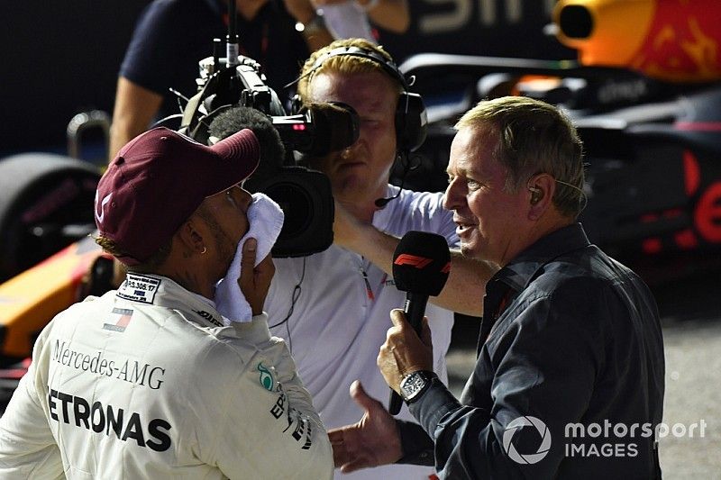 Il poleman Lewis Hamilton, Mercedes AMG F1, parla con Martin Brundle, Sky TV, nel parco chiuso