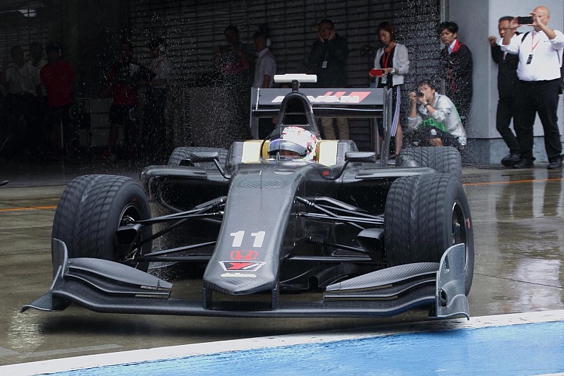 スーパーフォーミュラ次期マシンSF19が日本初走行、シェイクダウン開始
